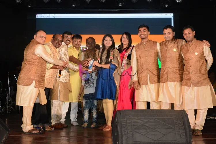 Vipul Shah,Yatin Shah, Ram Shankar & the other members of Friends group malad felicitating Playback singer Bhoomi Trivedi