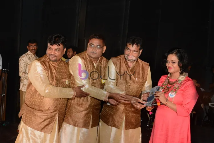 Vipul Shah & the other members of Friends group malad felicitating Dandiya queens Preeti Pinky