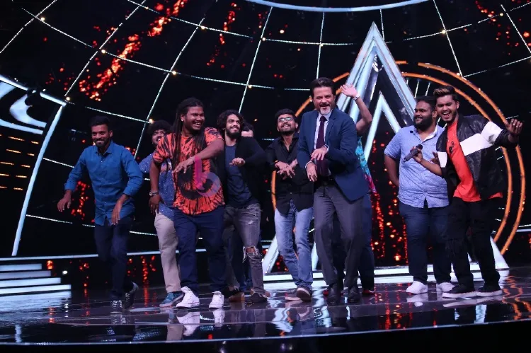 Contestant Kunal Pandit dances to My name is Lakhan with Anil Kapoor