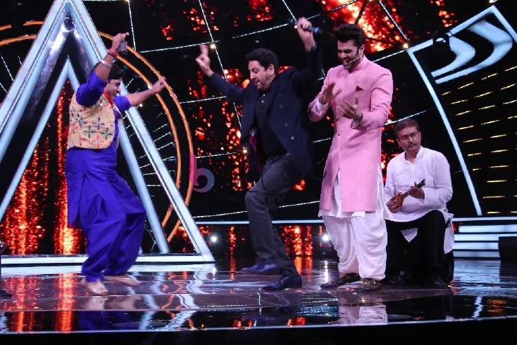 Contestant Nitin Kumar and Gurdas Maan having a Bhangra face-off