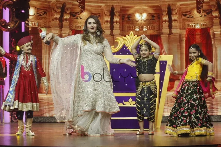 Huma Qureshi shaing a leg on Naagin Dance Nachna with Tamanna Dipak, Zoya Shah and Snigdha Deshmukh 