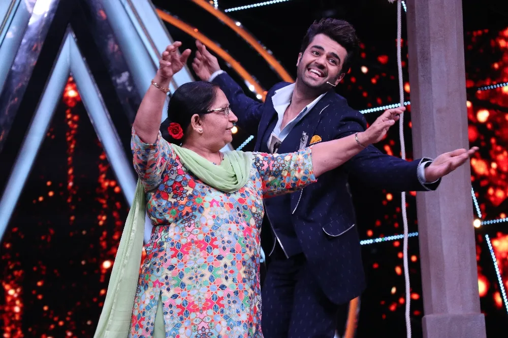 Maniesh enjoying a dance on Jab Tak Hai Jaan with contestant Vibhor Parashar's Daadi