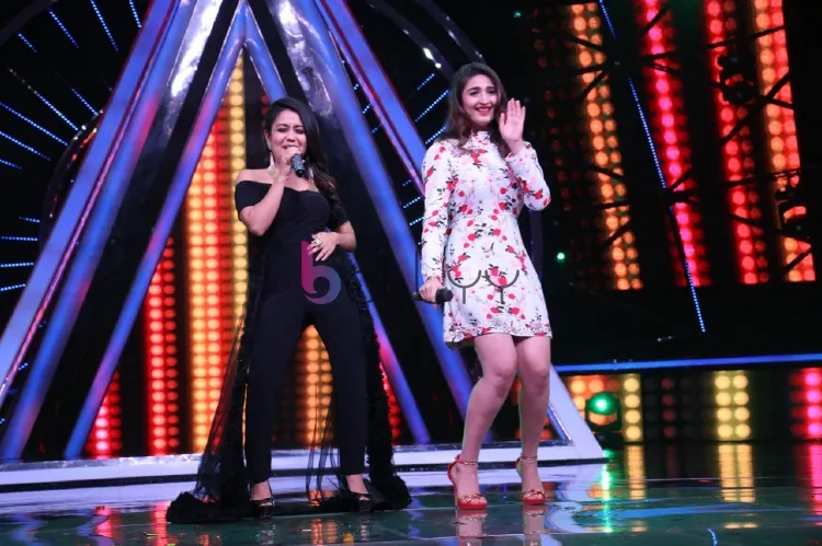 Neha Kakkar and Dhwani Bhanushali singing Dilbar Dilbar