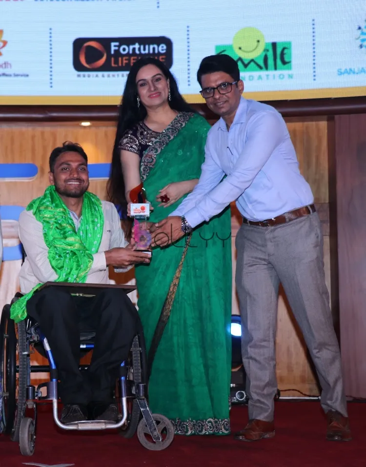 Padmini Kolhapure and Basannt R Rasiwasia with ShoorVeer awardee Shams Alam 