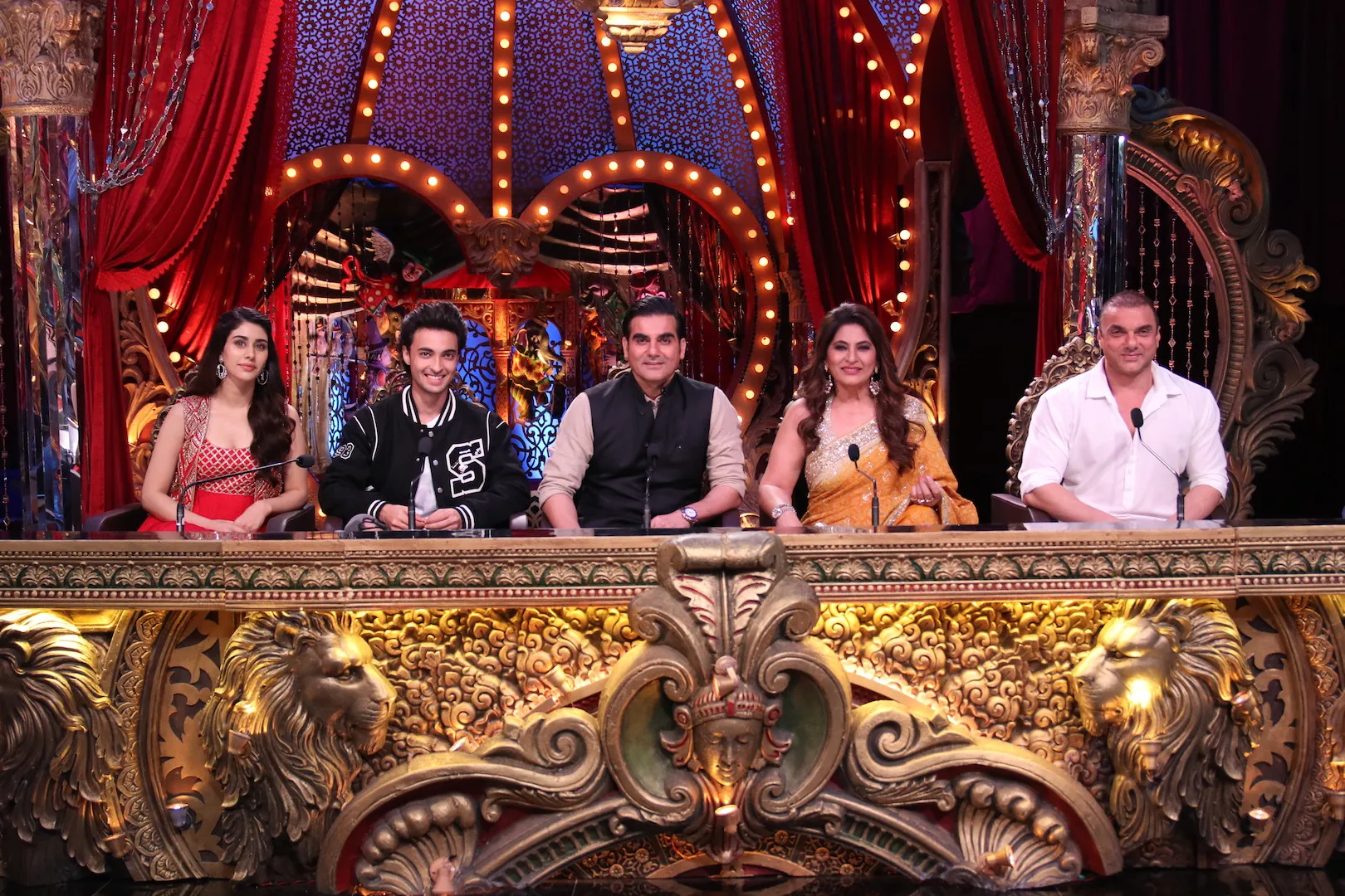 Cast of Loveyati on Comedy Circus