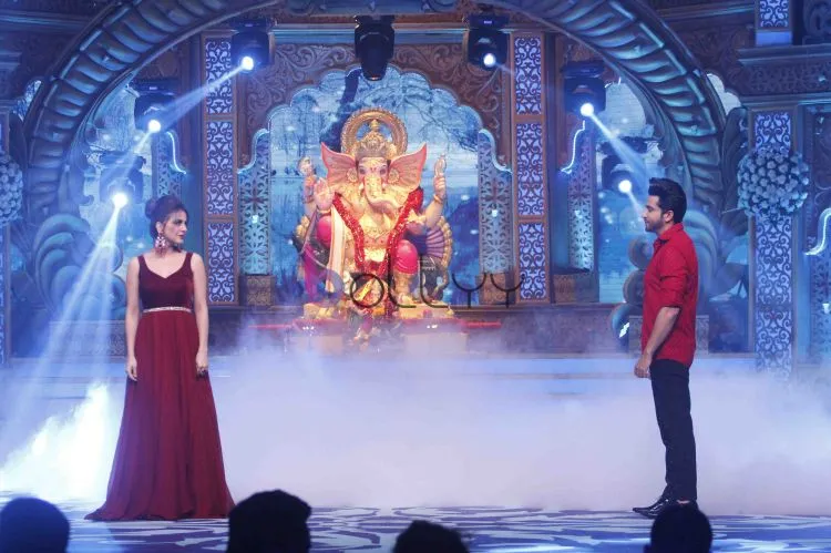 Dheeraj Dhoopar and Shradha Arya performing on the romnatic number 'Ishq Wala Love' 