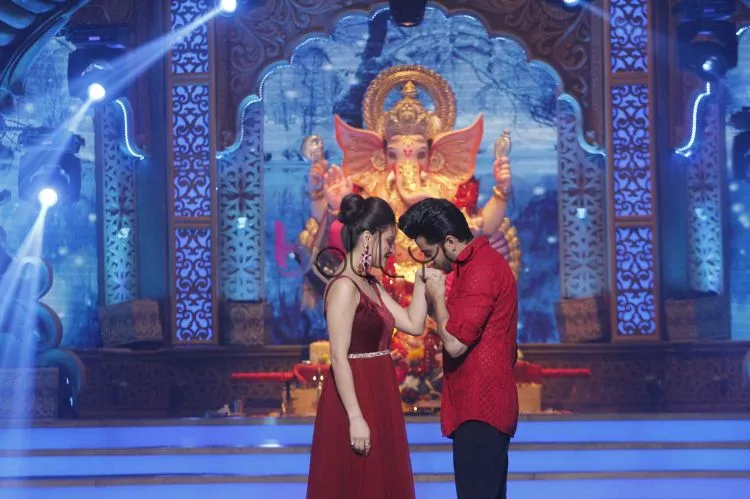 Dheeraj Dhoopar and Shradha Arya performing on the romnatic number 'Ishq Wala Love' 