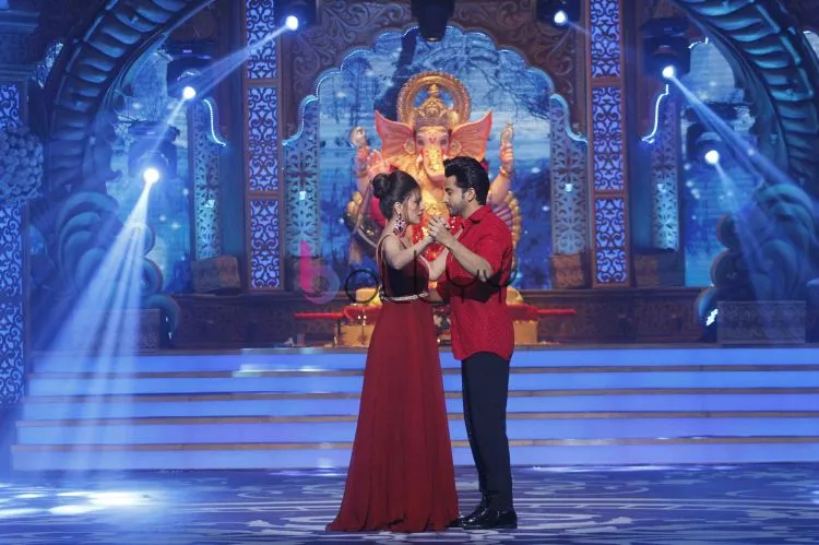 Dheeraj Dhoopar and Shradha Arya performing on the romnatic number 'Ishq Wala Love' 