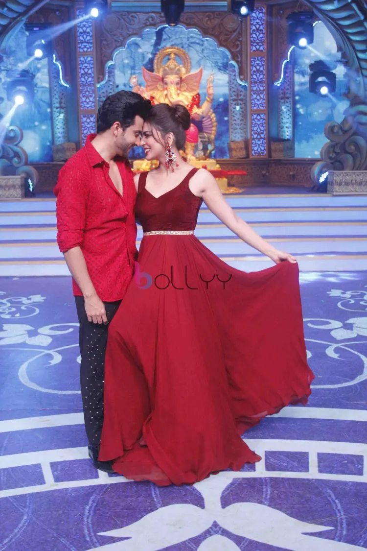 Dheeraj Dhoopar and Shradha Arya performing on the romnatic number 'Ishq Wala Love' 