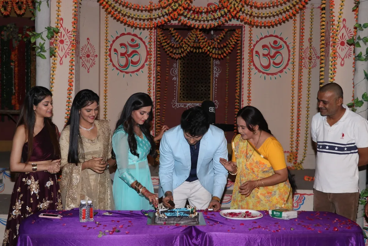 Namish Taneja celebrate His Birthday On The Sets of Main Maike Chali Jaungi