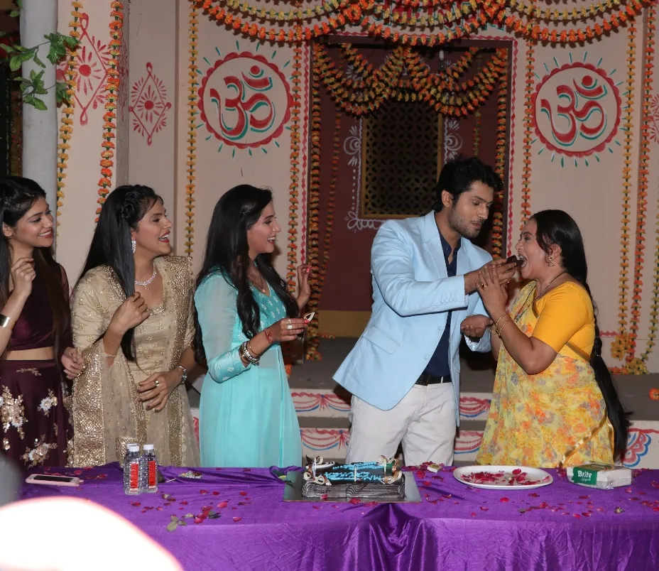 Namish Taneja celebrate His Birthday On The Sets of Main Maike Chali Jaungi