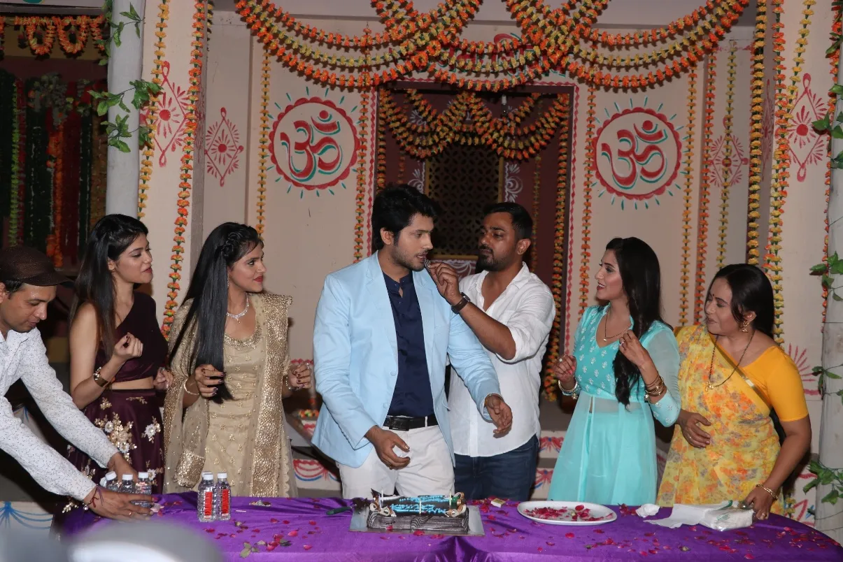 Namish Taneja celebrate His Birthday On The Sets of Main Maike Chali Jaungi