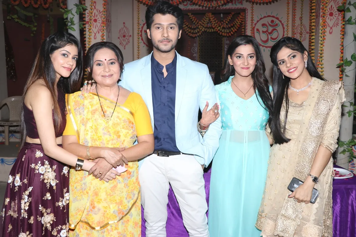 Namish Taneja celebrate His Birthday On The Sets of Main Maike Chali Jaungi