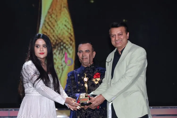 Amruta Fadnavis, Yogesh Lakhani