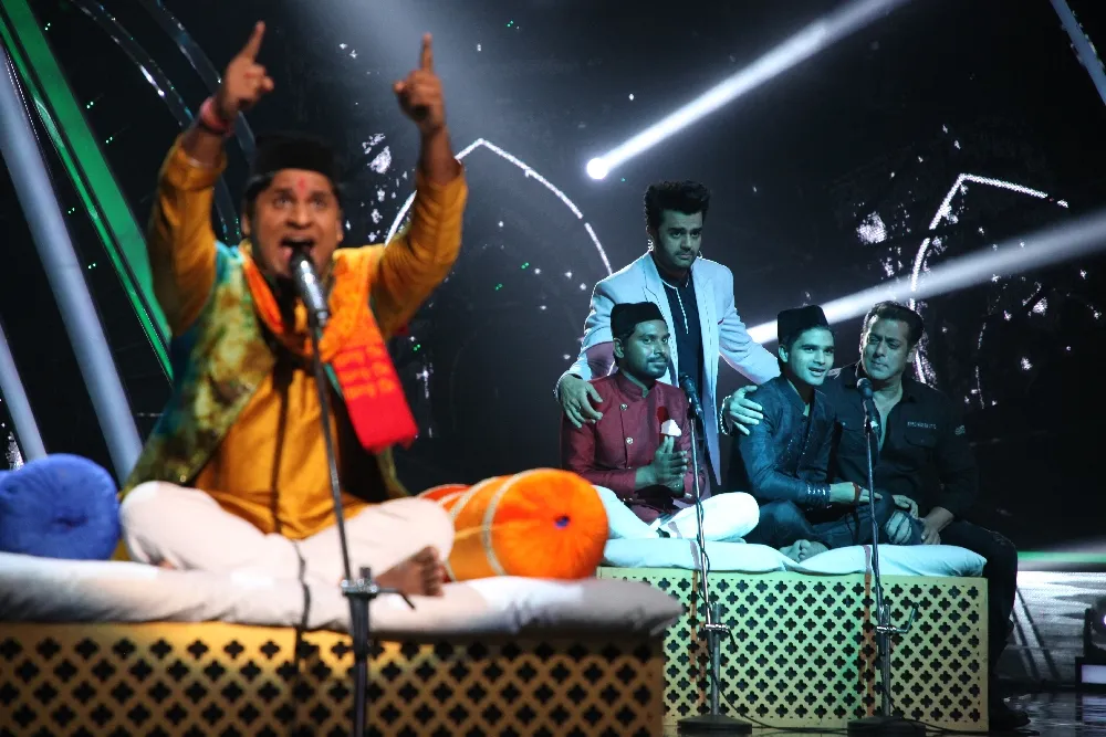 Salman Khan chorus singing with contestant Salman Ali