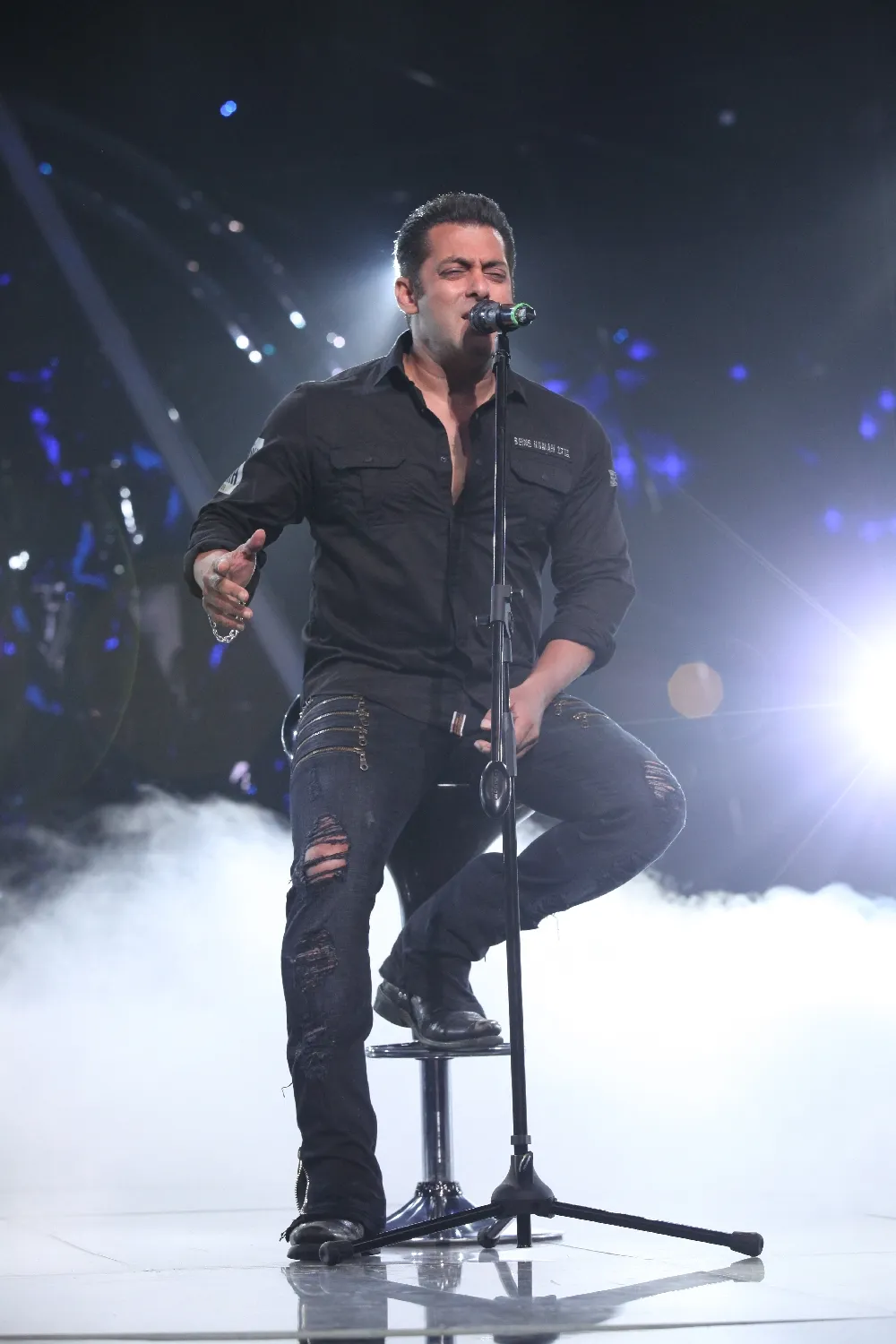 Salman Khan singing on the show