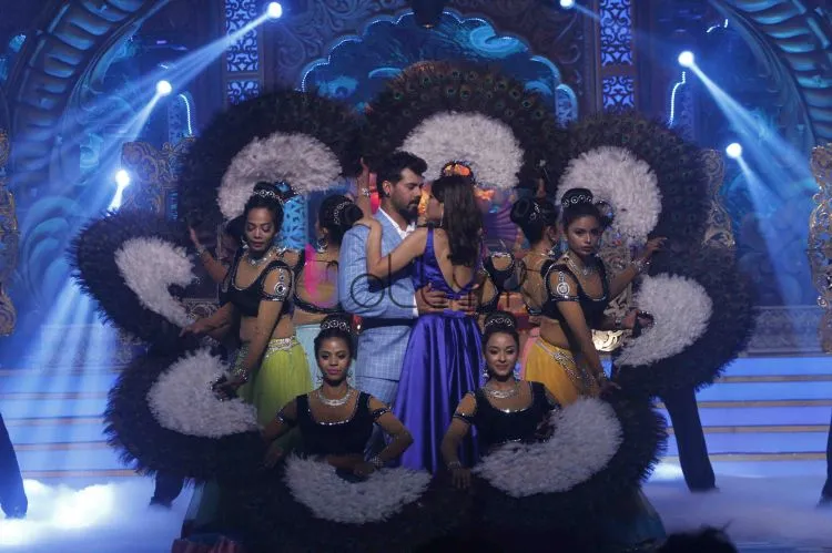 Shabir Ahluwalia and Sriti Jha performing on romantic songs 'Janam Janam' and 'Dekhte Dekhte' 