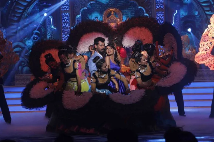 Shabir Ahluwalia and Sriti Jha performing on romantic songs 'Janam Janam' and 'Dekhte Dekhte' 