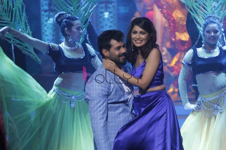 Shabir Ahluwalia and Sriti Jha performing on romantic songs 'Janam Janam' and 'Dekhte Dekhte' 