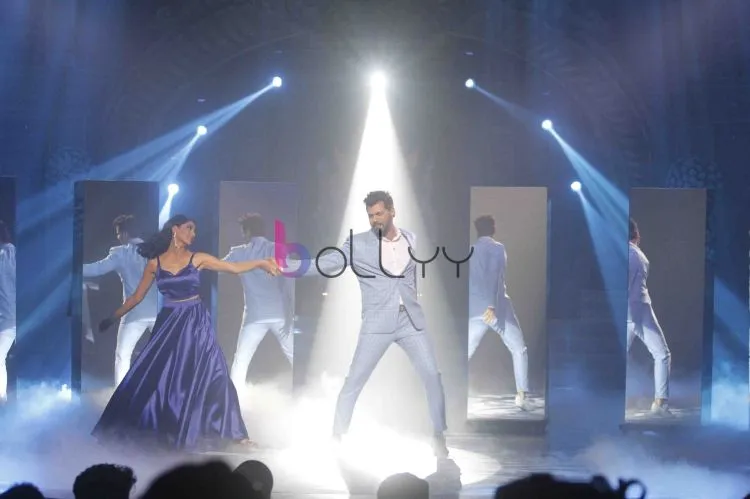 Shabir Ahluwalia and Sriti Jha performing on romantic songs 'Janam Janam' and 'Dekhte Dekhte' 