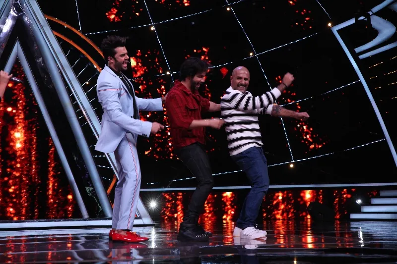 Some crazy moves by Maniesh Paul, Varun Dhawan and Vishal Dadlani