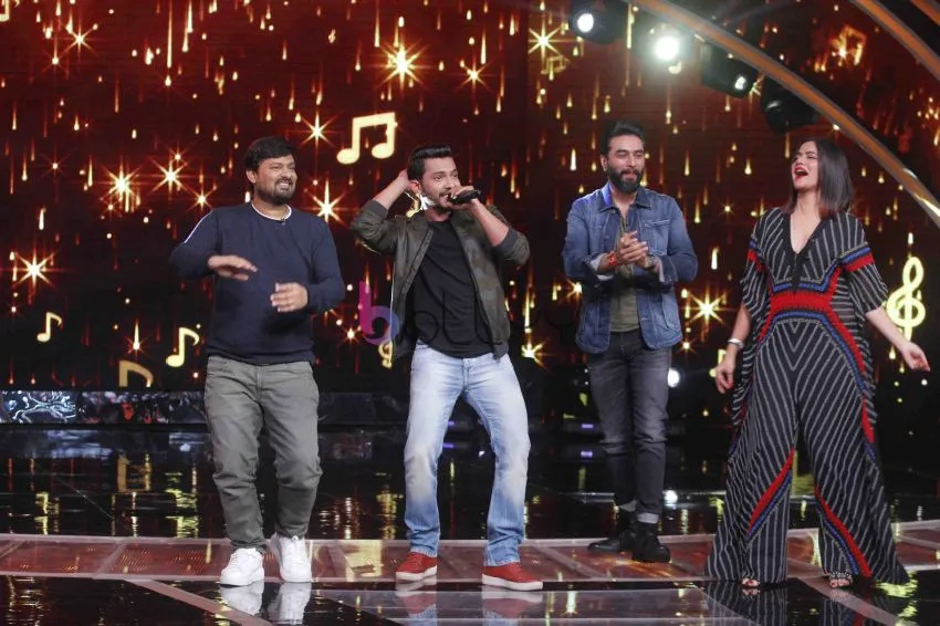 Judges Wajid Khan, Sona Mohapatra and Shekhar Ravjiana dancing to the beats of Tattad-Tattad with host Aditya Narayan 