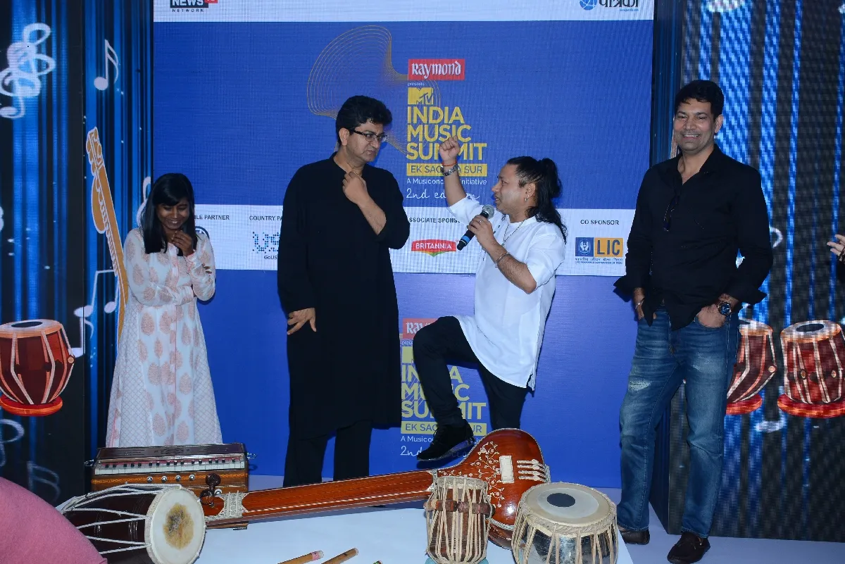 Kailash Kher performs while Prasoon Joshi looks on