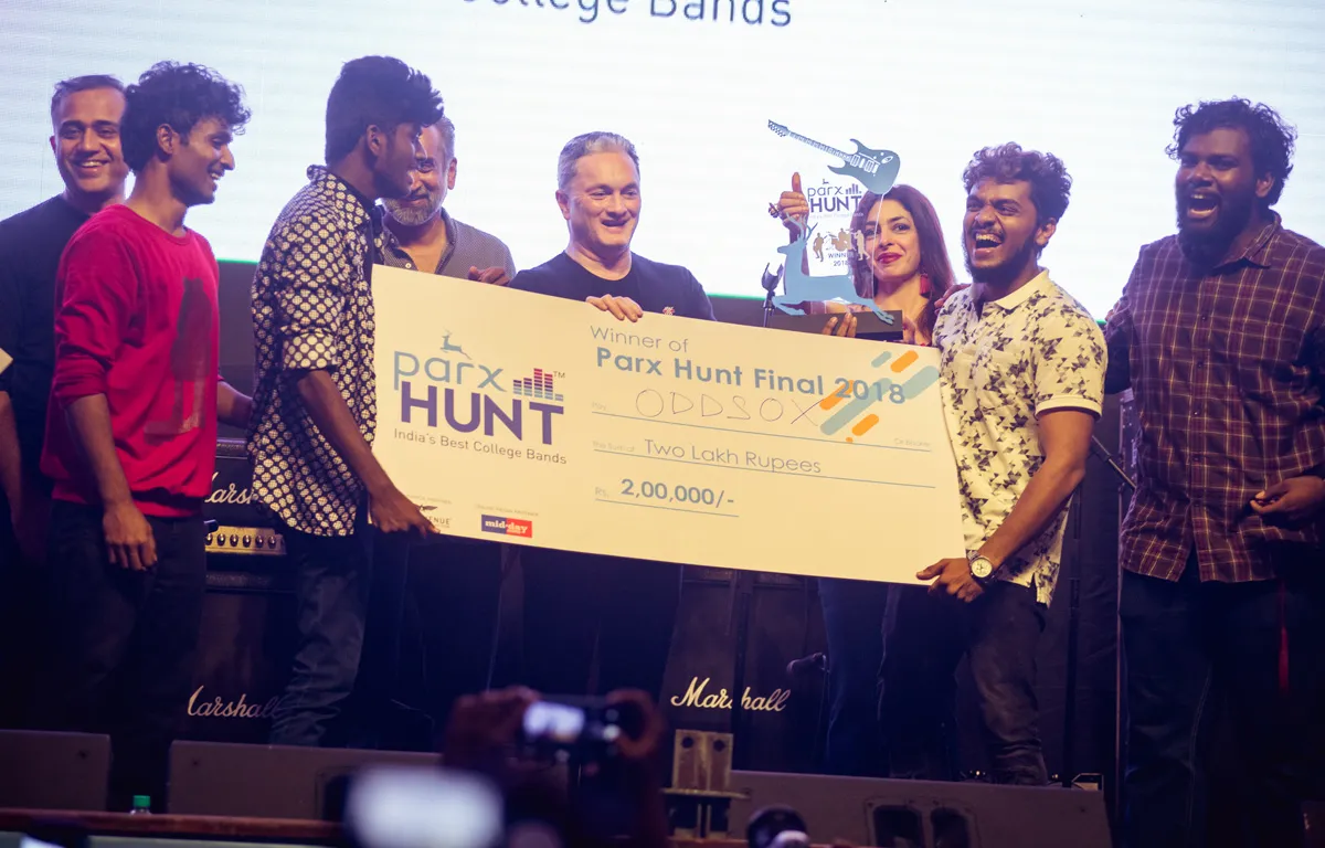 Mr. Gautam Hari Singhania and Mrs Singhania awarding the winners at Parx Hunt 2018 Grand Finale in Mumbai