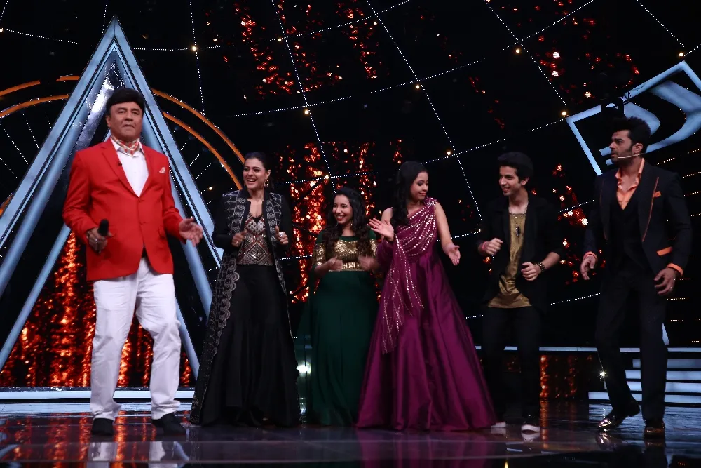 everyone looks on to see Anu Malik's moves