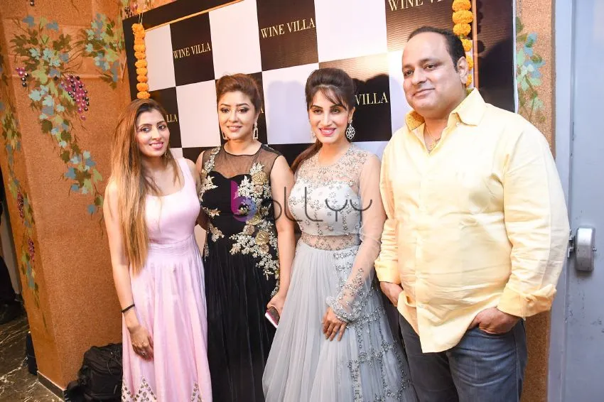  Richa Ranawat, Payal Ghosh, Smita gondkar with Prasahnt Virendra Sharma 