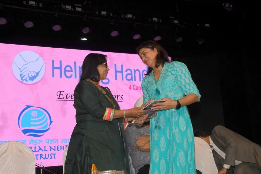 Mrs. Geeta Advani honoring Priya Dutt