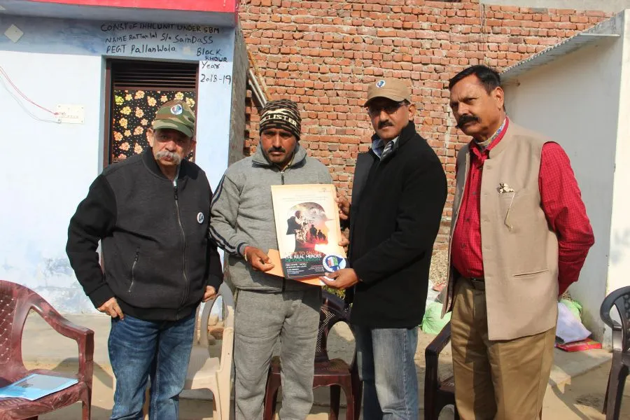  Shri. Sunil Rane, Chairman-Atharva Foundation & Col Sudhir Raje visited Shri. Ratan Lal Father of Sep Rohat Kumar, Pallanwala, Akhnoor, Chhamb sector, J&K