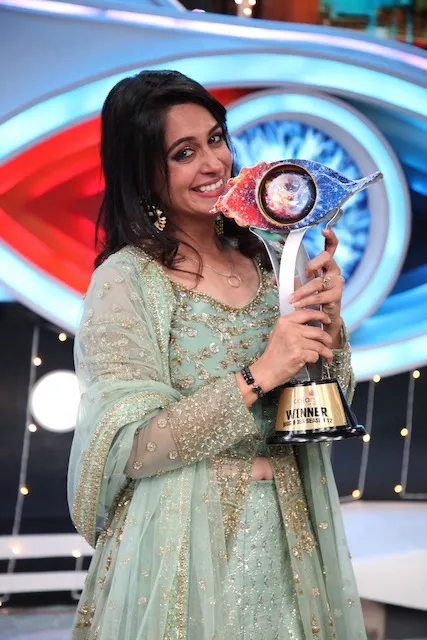 Dipika Kakkar Ibrahim as the winner of COLORS' Bigg Boss 12, holding the winner trophy