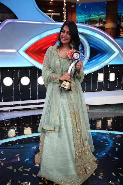 Dipika Kakkar Ibrahim as the winner of COLORS' Bigg Boss 12, holding the winner trophy 2