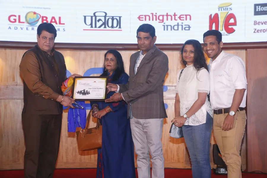 Gajendra Chauhan with 'Awards Zindagi Ke' awardee Martyr Sepoy Vishal Chaudhary's Family