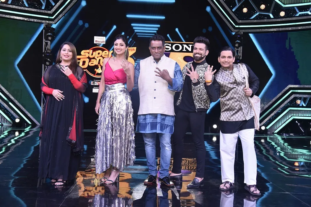 Geeta Kapur, Shilpa Shetty Kundra, Anurag Basu along with the hosts Rithvik Dhanjani & Paritosh Tripathi