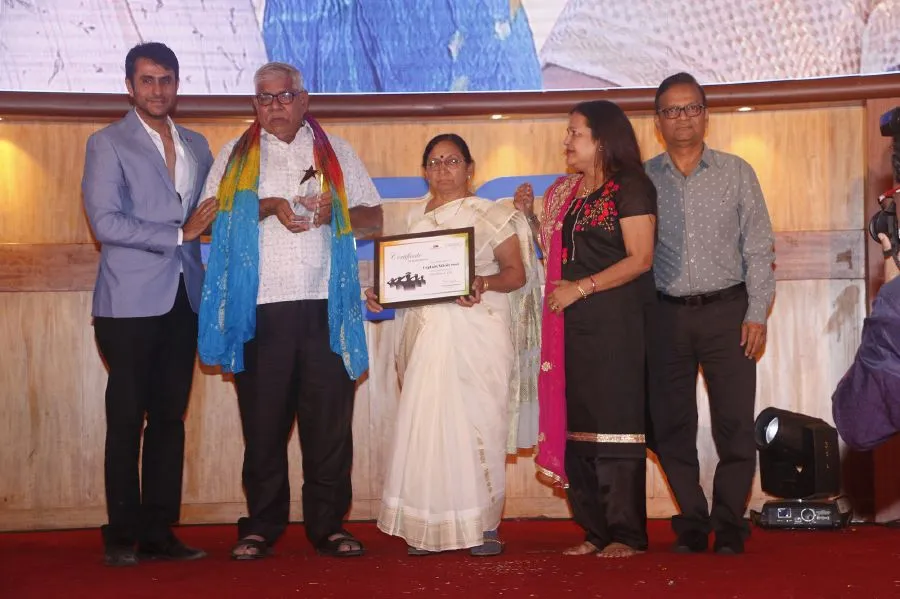 Jiten Lalvani, Suman Murarka and Meet Murarka with 'Awards Zindagi Ke' awardee Martyr Nilesh Soni's Family 