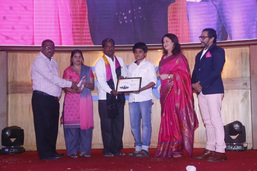 Kunika Sadanand, with 'Awards Zindagi Ke' awardee Rahul Shinde's Family