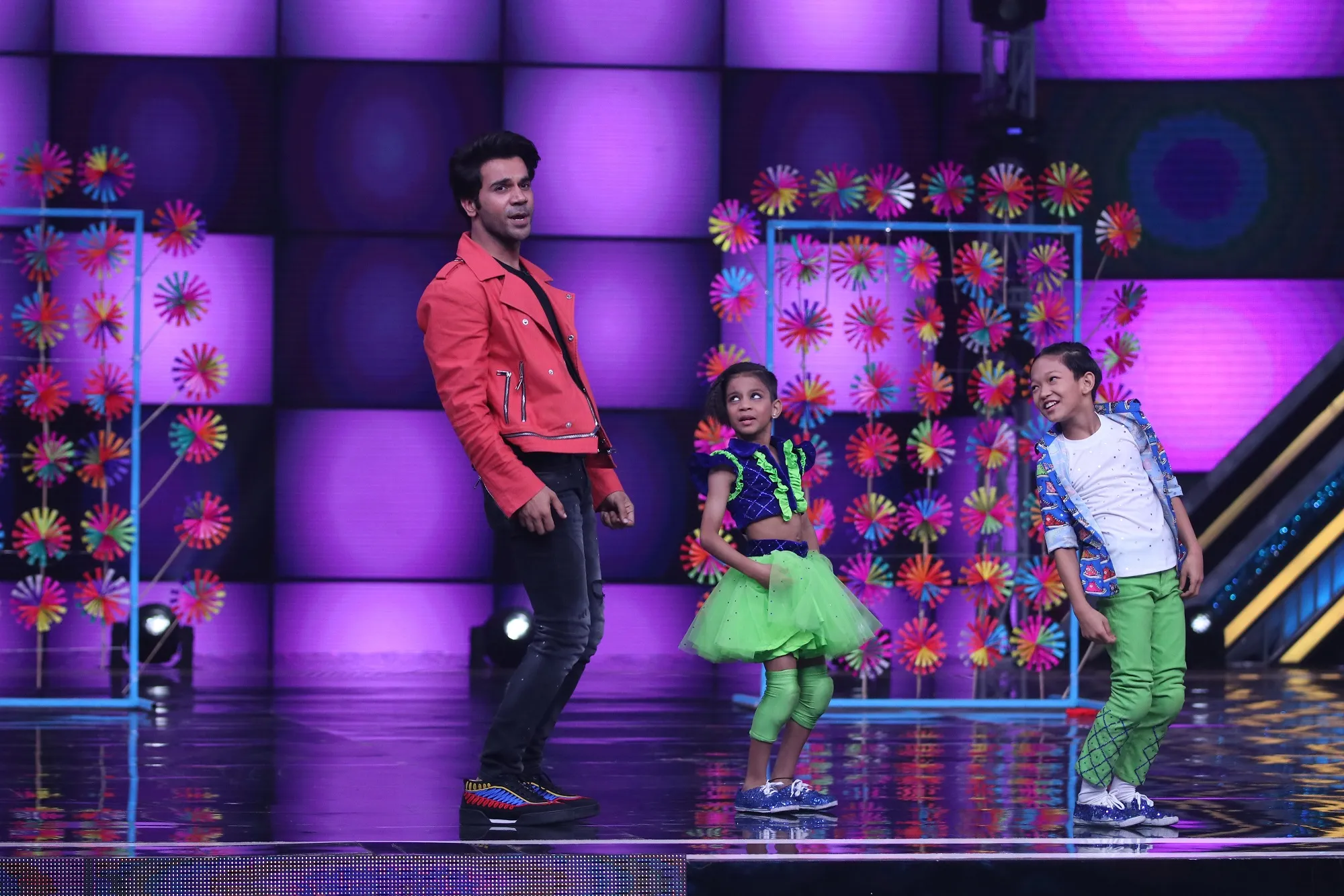 Rajkumar Rao Dancing With Tejas Varma & Avastha On Milegi Milegi