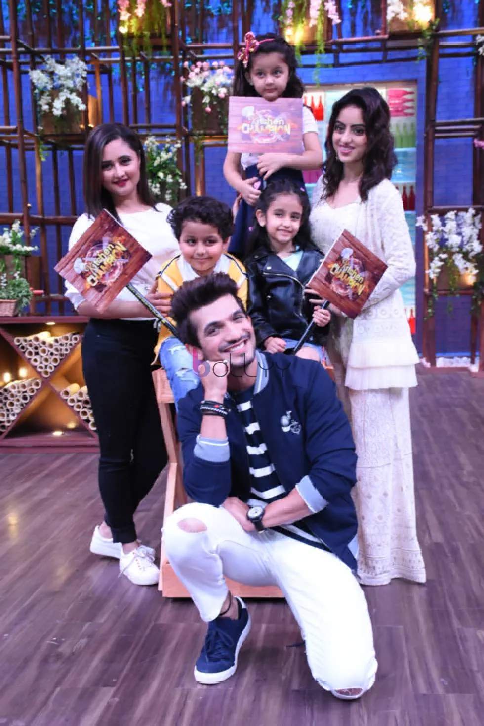 Arjun Bijlani along with Rashmi Desai, Deepika Singh, Barbie Sharma, Inayat and Garvit