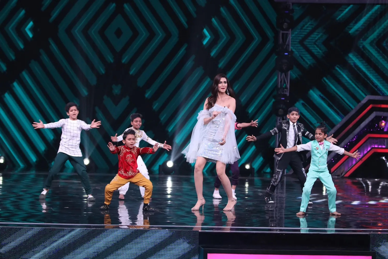 Kriti dancing with Super Dancer contestants