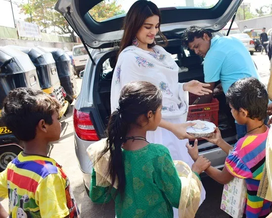 Nidhhi Agerwal - Distributing food