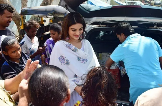 Picture - Nidhhi Agerwal - Distributing food