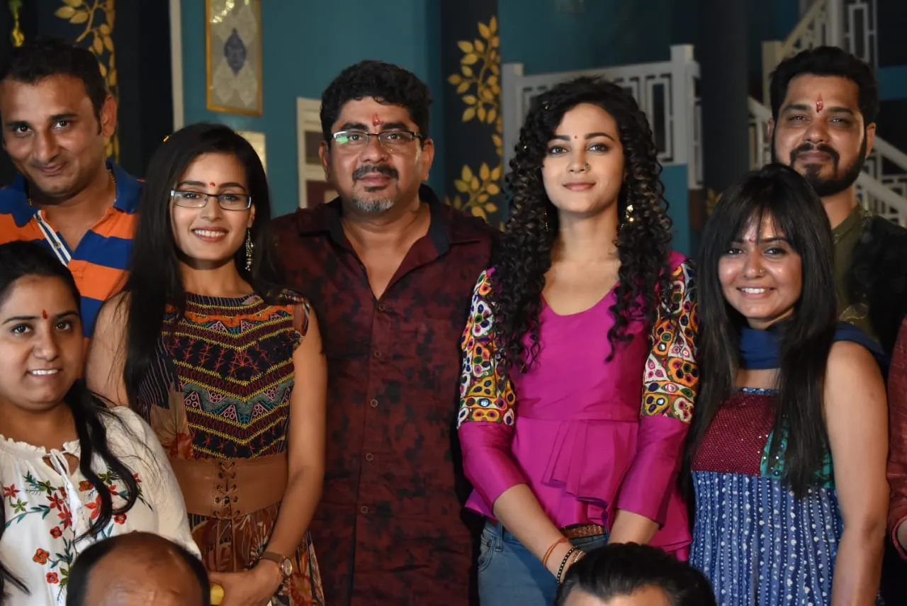 Rhea Sharma- Rajan Shahi - Kaveri Priyam with the crew