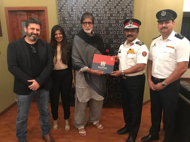 Amitabh Bachchan, The Chief Fire Officer Of Maharashtra, Dr. Prabhat Rahangdale With Gautam Nagrath And Saloni Gandhi Of The Madncrazy Team