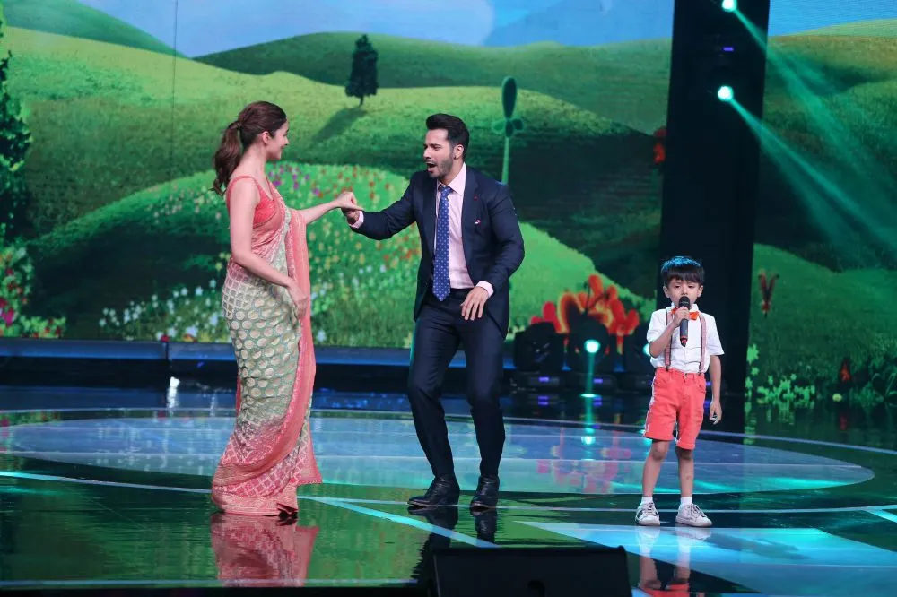 Alia Bhatt and Varun Dhawan enjoying on contestant Swaramsh Tiwari's performance 