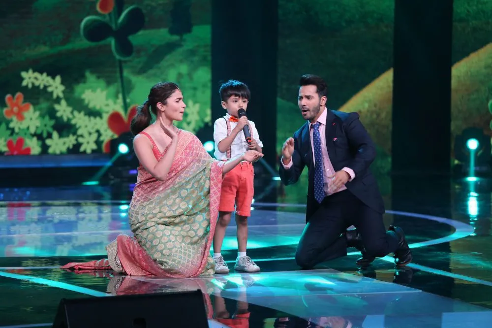 Alia Bhatt and Varun Dhawan enjoying on contestant Swaramsh Tiwari's performance 