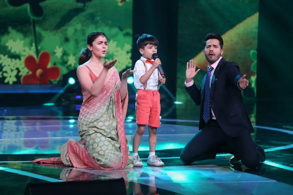 Alia Bhatt and Varun Dhawan enjoying on contestant Swaramsh Tiwari's performance 