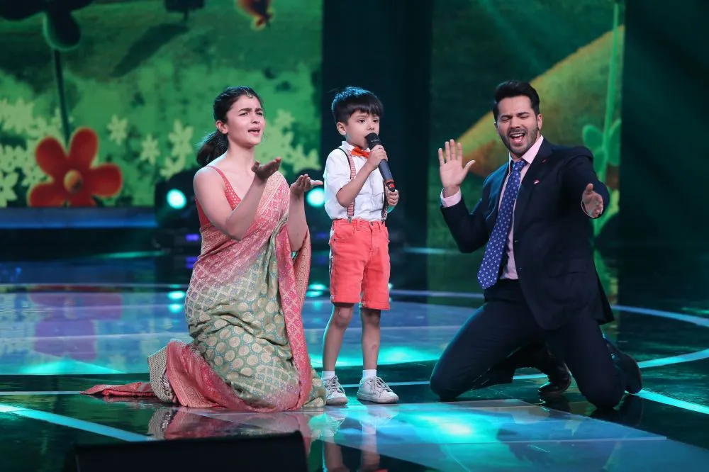 Alia Bhatt and Varun Dhawan enjoying on contestant Swaramsh Tiwari's performance 