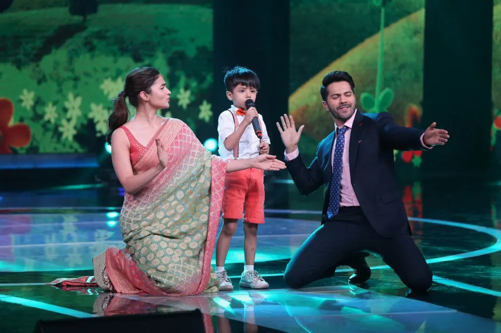 Alia Bhatt and Varun Dhawan enjoying on contestant Swaramsh Tiwari's performance 